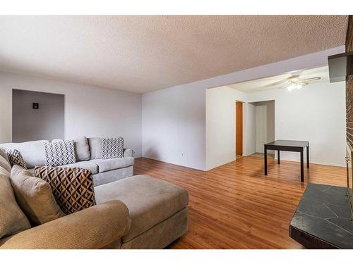 7607 35 Avenue Nw, Calgary, AB - Indoor Photo Showing Living Room