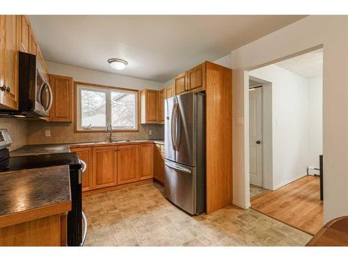 7607 35 Avenue Nw, Calgary, AB - Indoor Photo Showing Kitchen