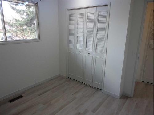 31 Dovely Way Se, Calgary, AB - Indoor Photo Showing Other Room