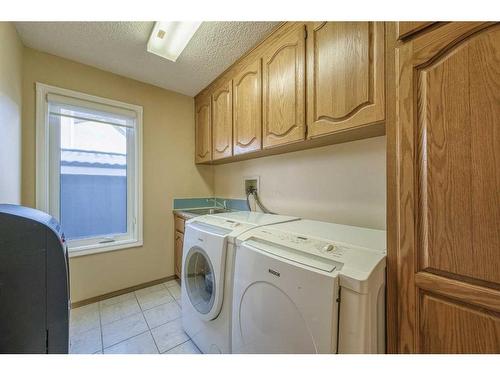 128 Edgeridge Place Nw, Calgary, AB - Indoor Photo Showing Laundry Room