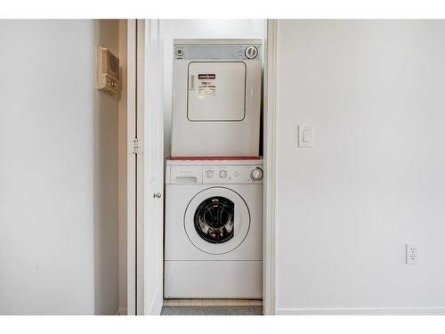 1405 22 Avenue Sw, Calgary, AB - Indoor Photo Showing Laundry Room