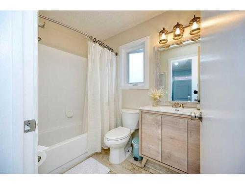 240 Macewan Ridge Close Nw, Calgary, AB - Indoor Photo Showing Bathroom