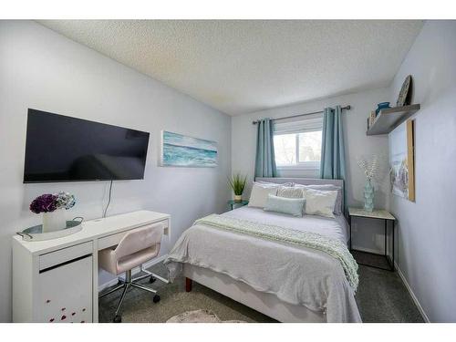 240 Macewan Ridge Close Nw, Calgary, AB - Indoor Photo Showing Bedroom