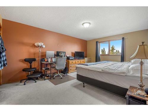 72 Hidden Vale Close Nw, Calgary, AB - Indoor Photo Showing Bedroom