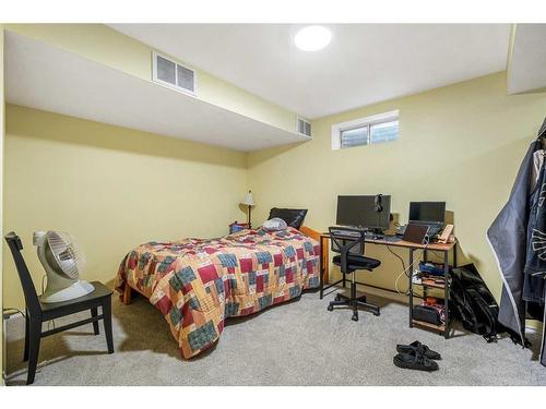 72 Hidden Vale Close Nw, Calgary, AB - Indoor Photo Showing Bedroom