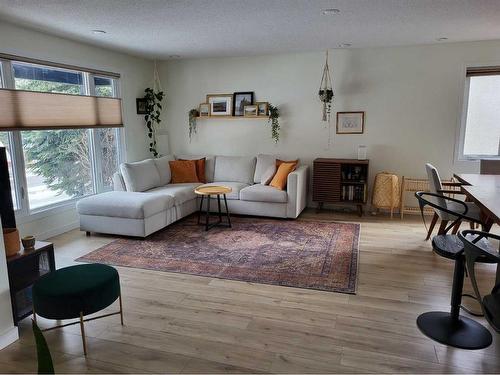 4 Oakbury Place Sw, Calgary, AB - Indoor Photo Showing Living Room
