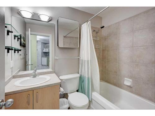 304-138 18 Avenue Se, Calgary, AB - Indoor Photo Showing Bathroom