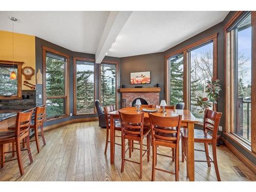 216 Coach Light Bay Sw, Calgary, AB - Indoor Photo Showing Dining Room