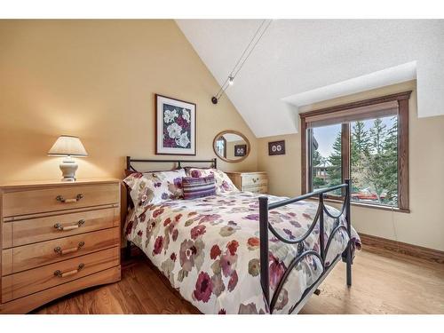 216 Coach Light Bay Sw, Calgary, AB - Indoor Photo Showing Bedroom