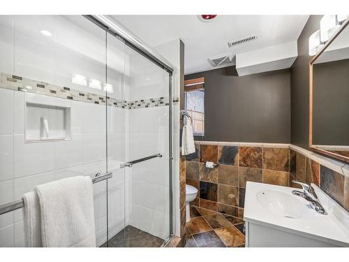 216 Coach Light Bay Sw, Calgary, AB - Indoor Photo Showing Bathroom