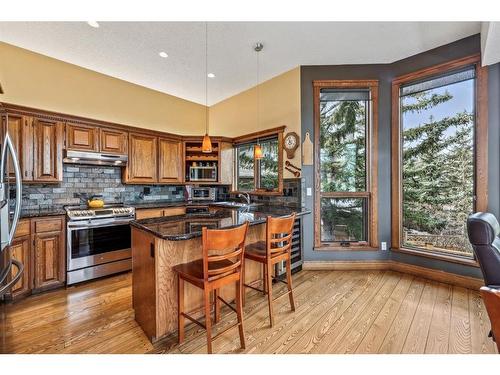 216 Coach Light Bay Sw, Calgary, AB - Indoor Photo Showing Kitchen