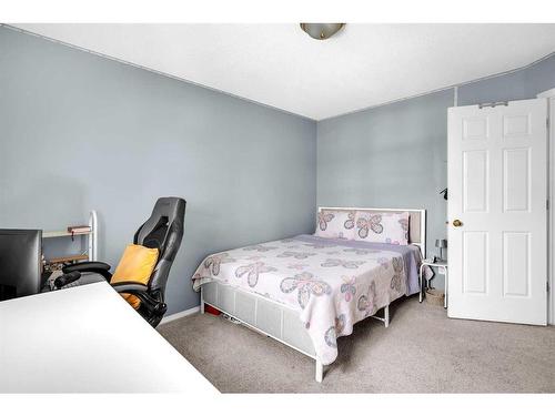 332 Citadel Meadow Bay Nw, Calgary, AB - Indoor Photo Showing Bedroom