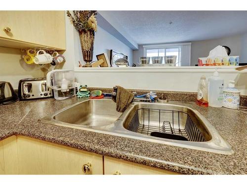 4104-604 8Th Street Sw, Airdrie, AB - Indoor Photo Showing Kitchen With Double Sink