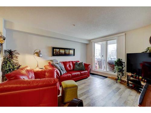 4104-604 8Th Street Sw, Airdrie, AB - Indoor Photo Showing Living Room