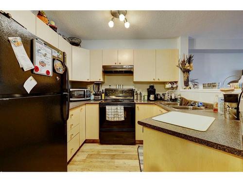 4104-604 8Th Street Sw, Airdrie, AB - Indoor Photo Showing Kitchen