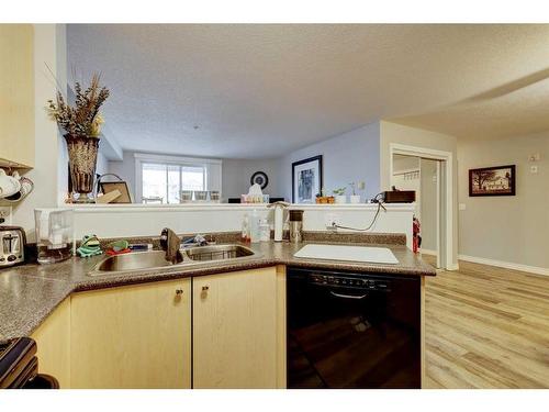 4104-604 8Th Street Sw, Airdrie, AB - Indoor Photo Showing Kitchen With Double Sink
