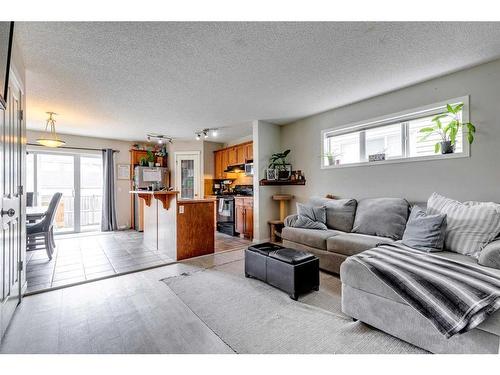10 Cranwell Common Se, Calgary, AB - Indoor Photo Showing Living Room