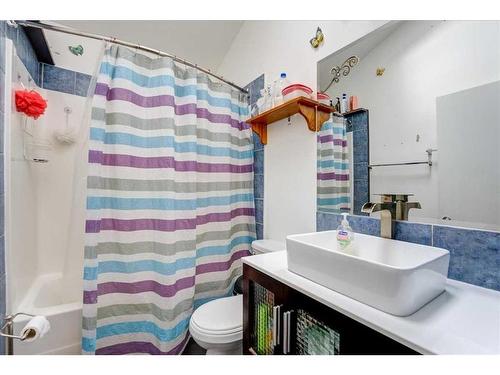 8128 33 Avenue Nw, Calgary, AB - Indoor Photo Showing Bathroom