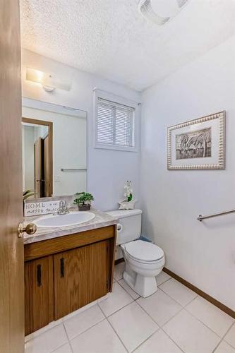 3832 14 Avenue Ne, Calgary, AB - Indoor Photo Showing Bathroom