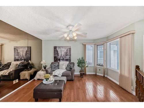3832 14 Avenue Ne, Calgary, AB - Indoor Photo Showing Living Room