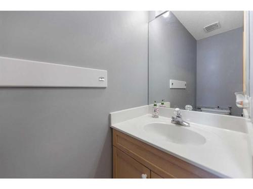7269 California Boulevard Ne, Calgary, AB - Indoor Photo Showing Bathroom