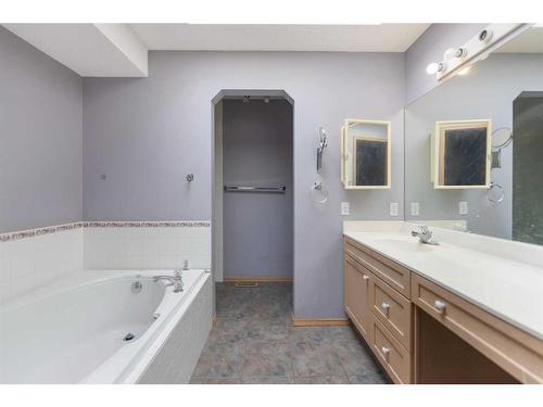 7269 California Boulevard Ne, Calgary, AB - Indoor Photo Showing Bathroom