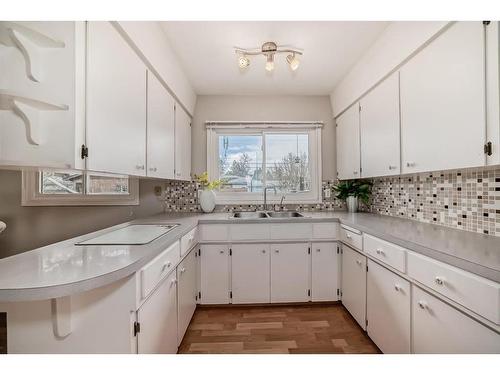 4708 Fordham Crescent Se, Calgary, AB - Indoor Photo Showing Kitchen With Double Sink