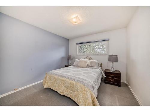 4708 Fordham Crescent Se, Calgary, AB - Indoor Photo Showing Bedroom