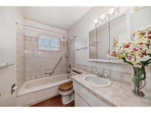 4708 Fordham Crescent Se, Calgary, AB - Indoor Photo Showing Bathroom