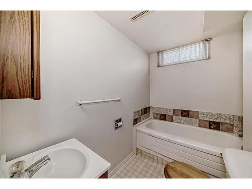 4708 Fordham Crescent Se, Calgary, AB - Indoor Photo Showing Bathroom