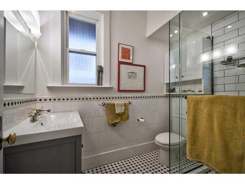 524 17 Avenue Nw, Calgary, AB - Indoor Photo Showing Bathroom