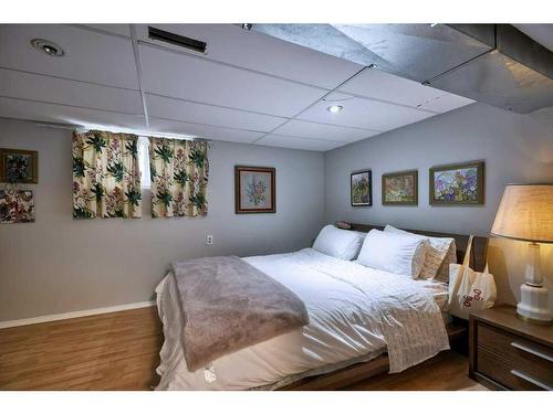 524 17 Avenue Nw, Calgary, AB - Indoor Photo Showing Bedroom