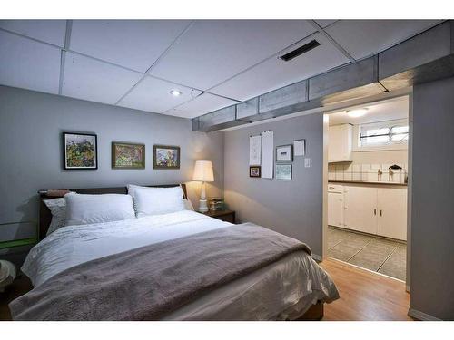 524 17 Avenue Nw, Calgary, AB - Indoor Photo Showing Bedroom