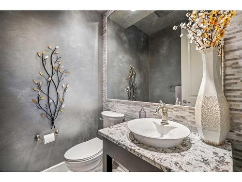 22 Crestridge Mews Sw, Calgary, AB - Indoor Photo Showing Bathroom