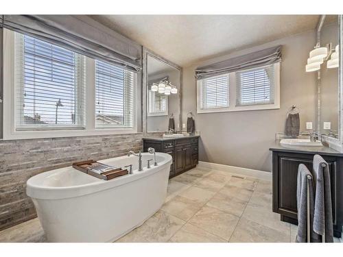 22 Crestridge Mews Sw, Calgary, AB - Indoor Photo Showing Bathroom