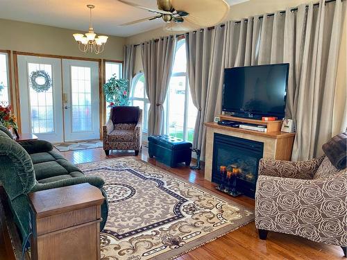 4063-35468 Range Road 30, Rural Red Deer County, AB - Indoor Photo Showing Living Room