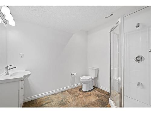 121 Bridleridge Heights Sw, Calgary, AB - Indoor Photo Showing Bathroom