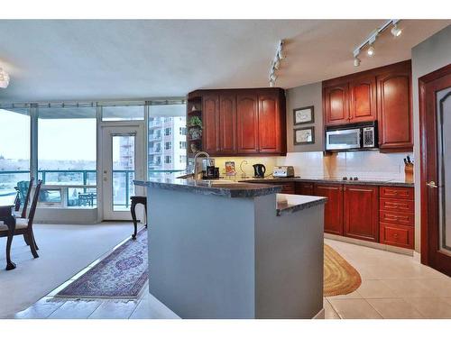 704-837 2 Avenue Sw, Calgary, AB - Indoor Photo Showing Kitchen