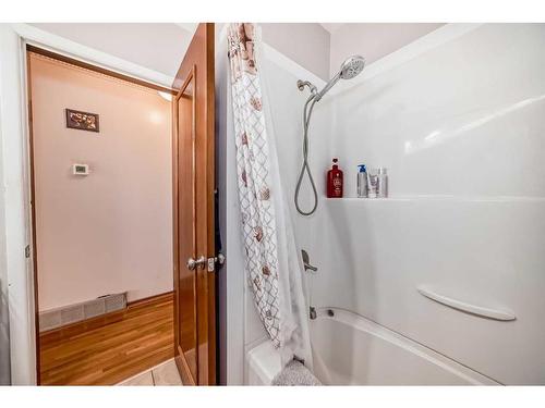 1415/1417 Rosehill Drive Nw, Calgary, AB - Indoor Photo Showing Bathroom