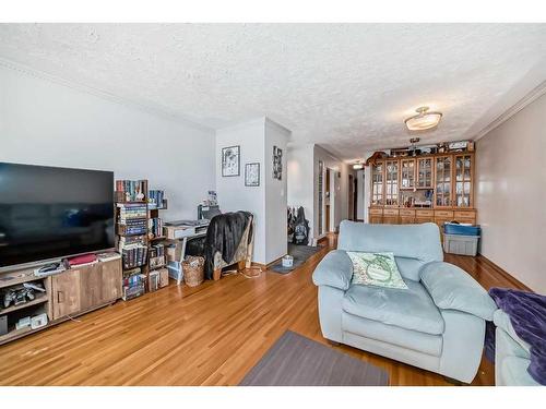 1415/1417 Rosehill Drive Nw, Calgary, AB - Indoor Photo Showing Living Room