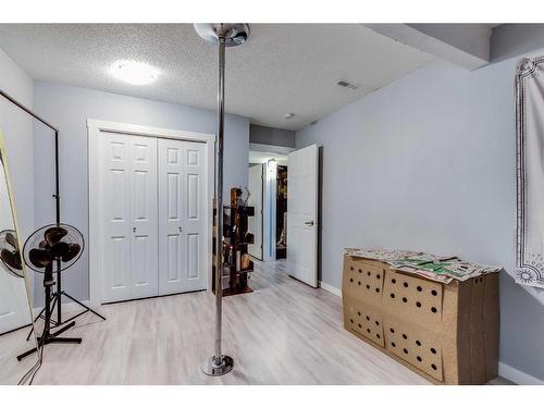 120 Oaktree Close Sw, Calgary, AB - Indoor Photo Showing Other Room