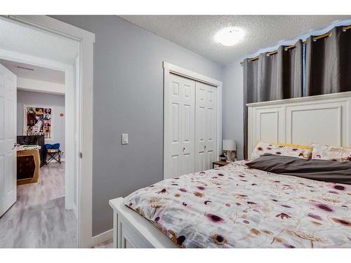 120 Oaktree Close Sw, Calgary, AB - Indoor Photo Showing Bedroom
