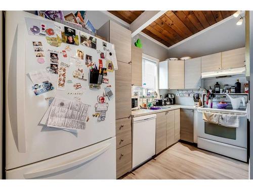 120 Oaktree Close Sw, Calgary, AB - Indoor Photo Showing Kitchen