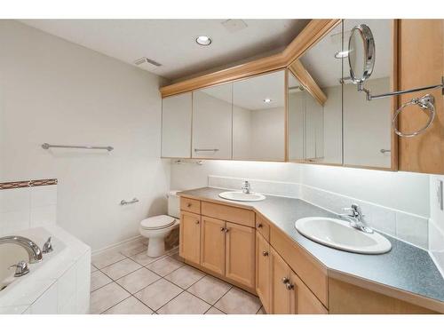 308-59 22 Avenue Sw, Calgary, AB - Indoor Photo Showing Bathroom