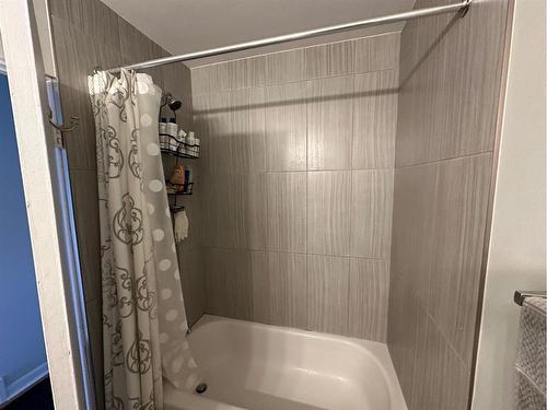 919 32 Avenue Nw, Calgary, AB - Indoor Photo Showing Bathroom