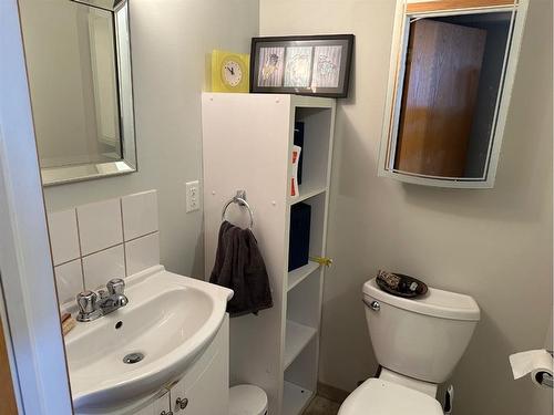 919 32 Avenue Nw, Calgary, AB - Indoor Photo Showing Bathroom