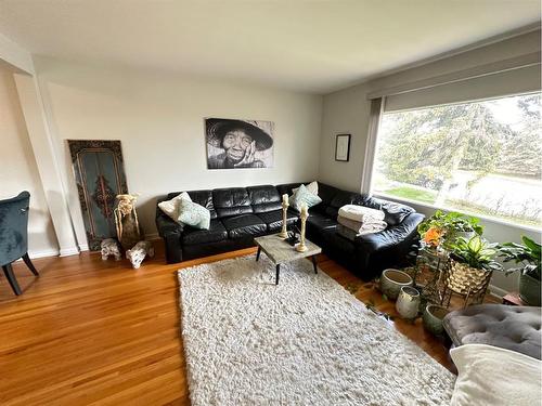 919 32 Avenue Nw, Calgary, AB - Indoor Photo Showing Living Room