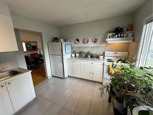 919 32 Avenue Nw, Calgary, AB - Indoor Photo Showing Kitchen