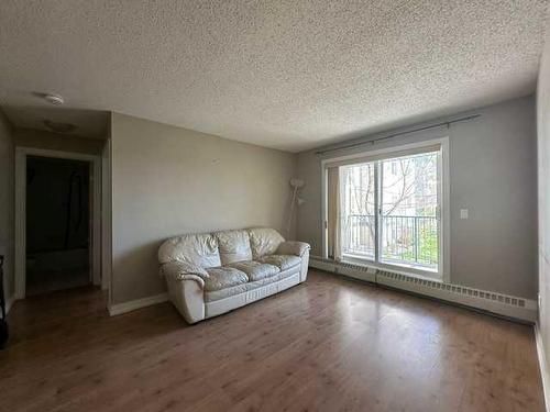 205-21 Dover Point Se, Calgary, AB - Indoor Photo Showing Living Room
