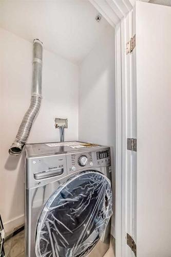 518-8880 Horton Road Sw, Calgary, AB - Indoor Photo Showing Laundry Room
